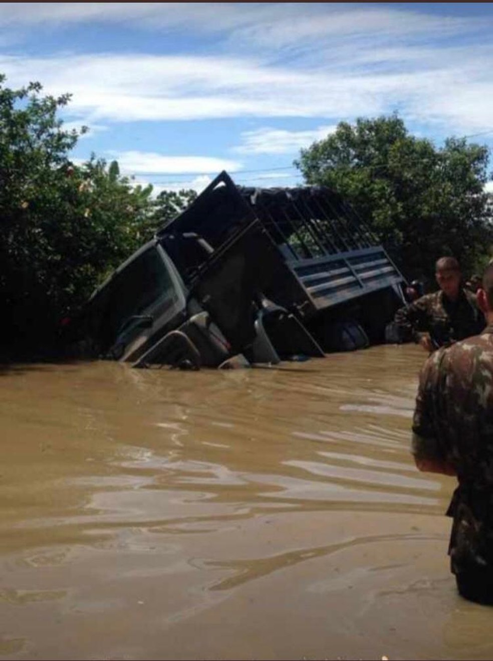 Caminhão do Exército cai em vala em Seropédica — Foto: Reprodução Redes Sociais 