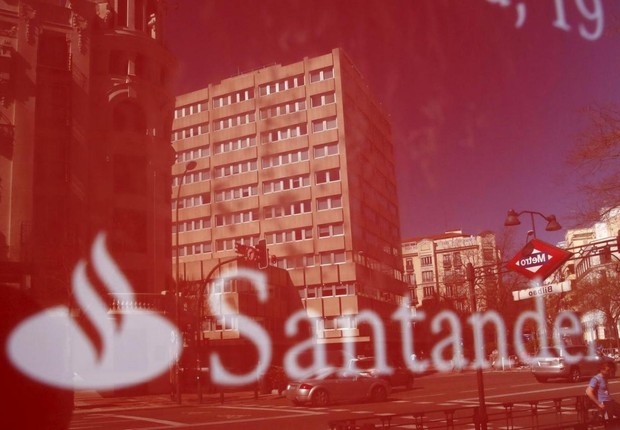 Reflexo dos prédios na fachada da agência do banco Santander em Madri (Foto: Juan Medina/Reuters)