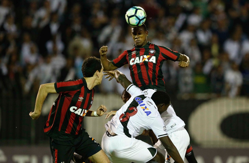 Ribamar fez o gol da vitória do Atlético-PR (Foto: Agência Estado)
