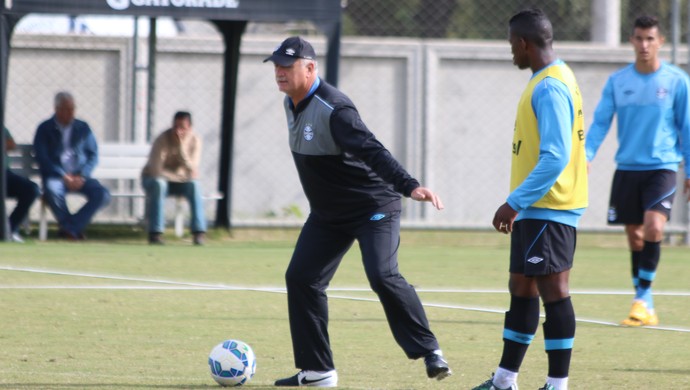 Felipão indica time para estreia e testa Lincoln na vaga de Douglas em treino