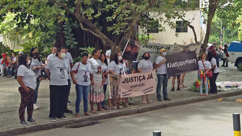 Ato por justiça por Henry Borel na frente do Fórum — Foto: Reprodução/TV Globo