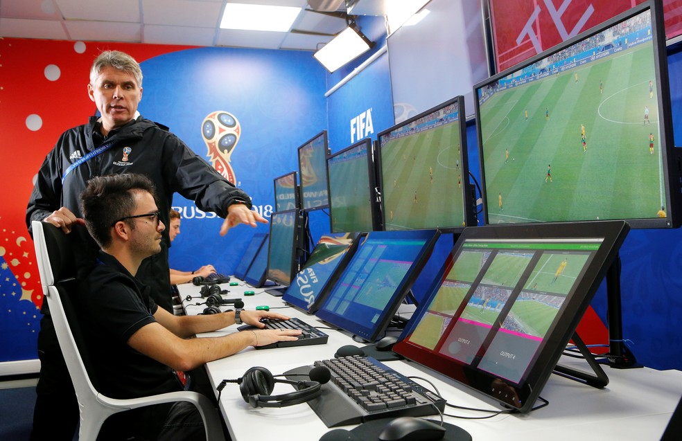 Árbitros de vídeo passarão a ter papel importante nas partidas (Foto: Reuters)