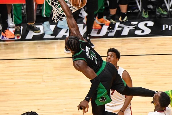 Jaylen Brown, astro do Boston Celtics, em enterrada espetacular na última partida da série contra o Miami Heat (Foto: Reprodução/Twitter)