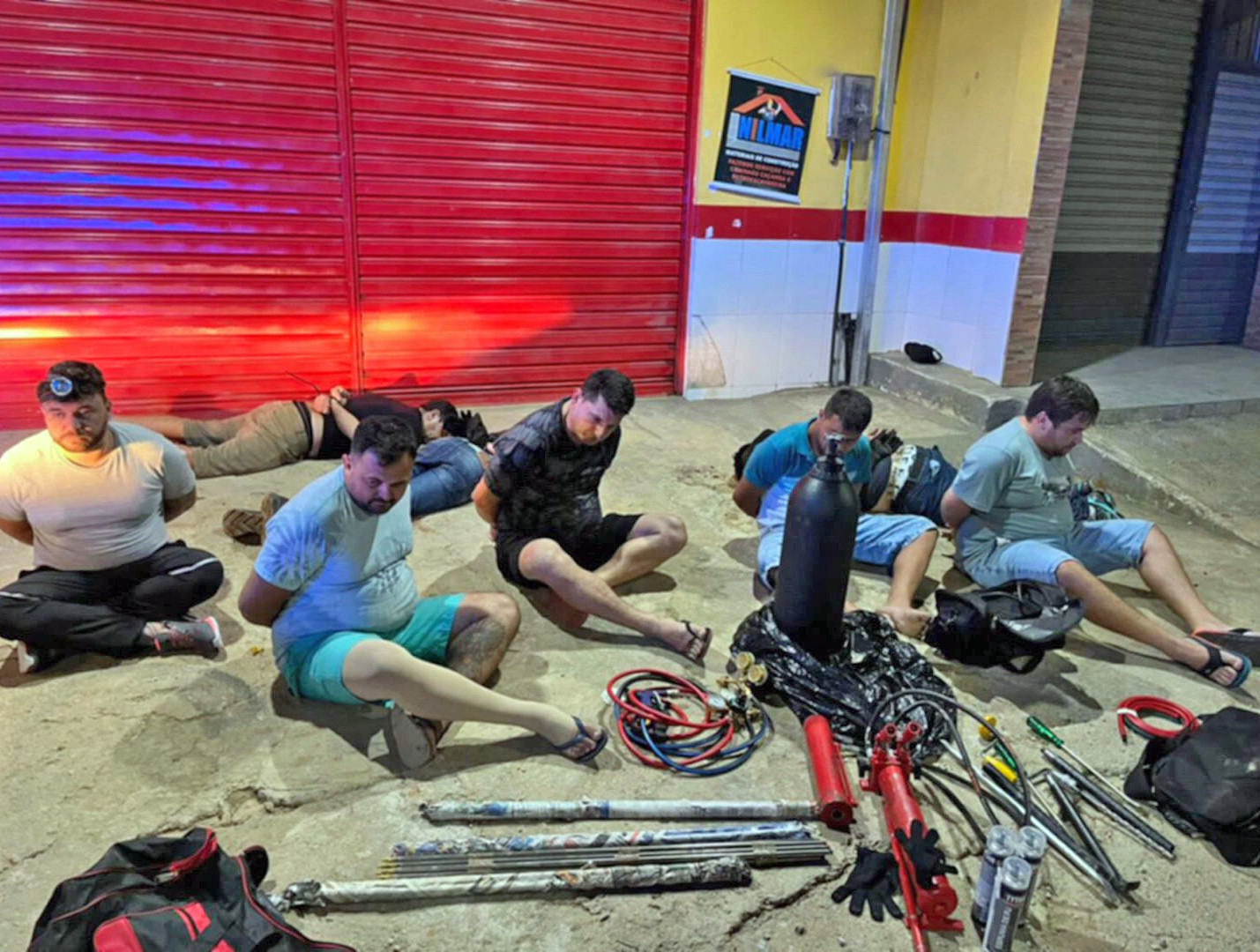 Polícia frustra roubo de caixa eletrônico em Xerém e prende 8; quadrilha tinha equipamentos de ponta