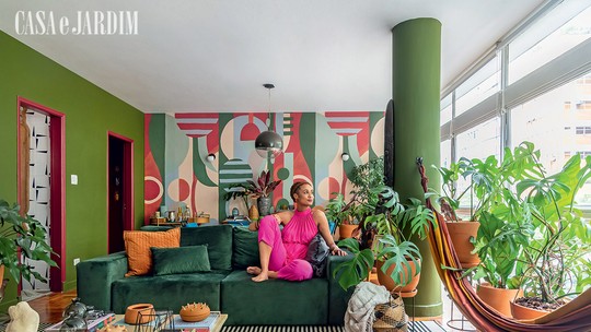 Stephanie Ribeiro mostra a decoração colorida de seu apartamento em SP