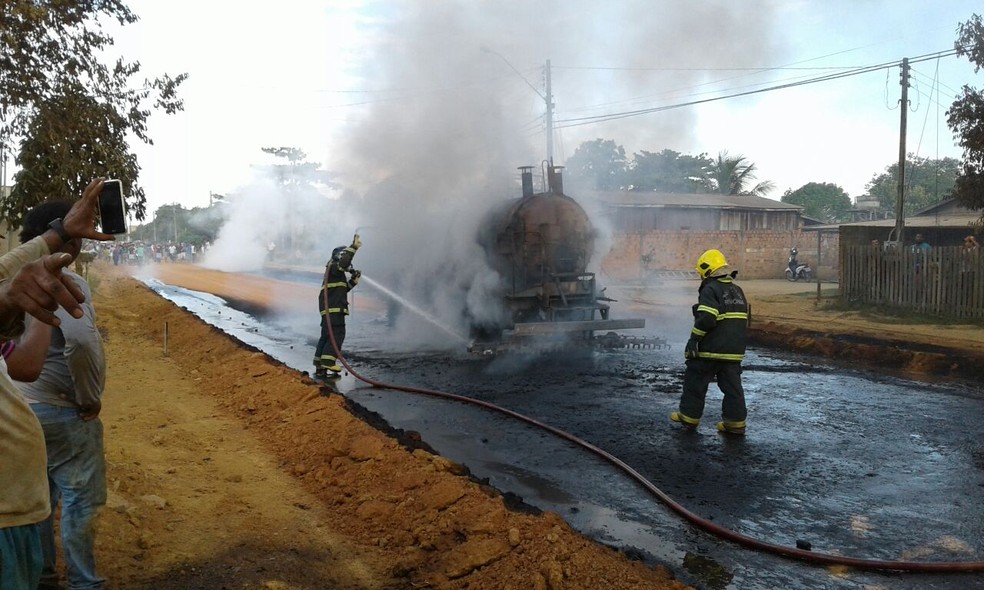 Chamas são apagadas por Bombeiros no Vale do Jamari (Foto: José Ricardo Vasques/Arquivo Pessoal)