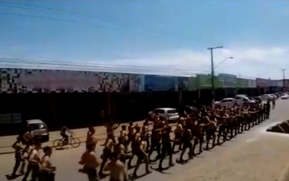 Policiais militares marchando e cantando em apoio a candidato Ã  presidÃªncia em LuziÃ¢nia GoiÃ¡s â Foto: ReproduÃ§Ã£o/TV Anhanguera