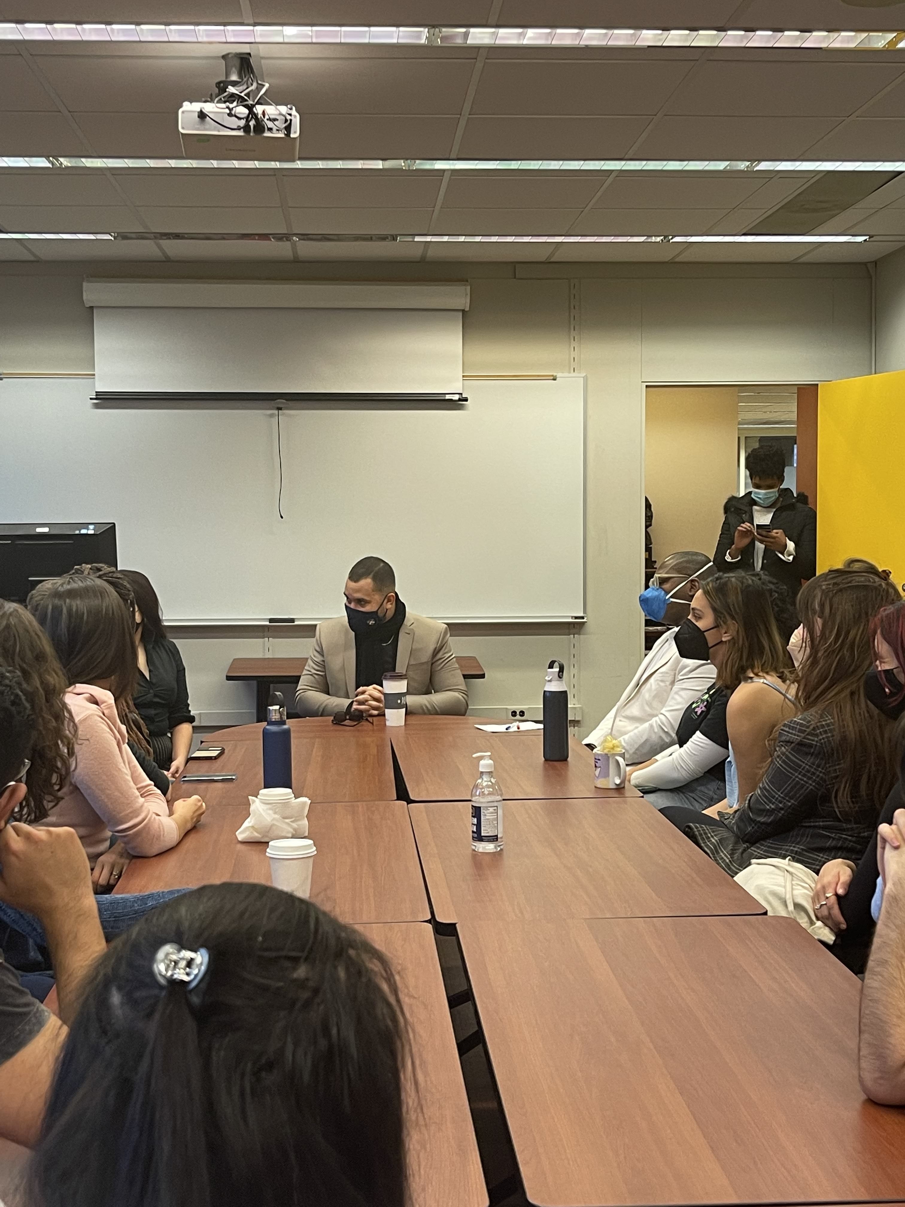 Gil do Vigor conversa com estudantes da locação brasileira da Columbia University sobre a sua trajetória (Foto: Ediclenio Bernardo)