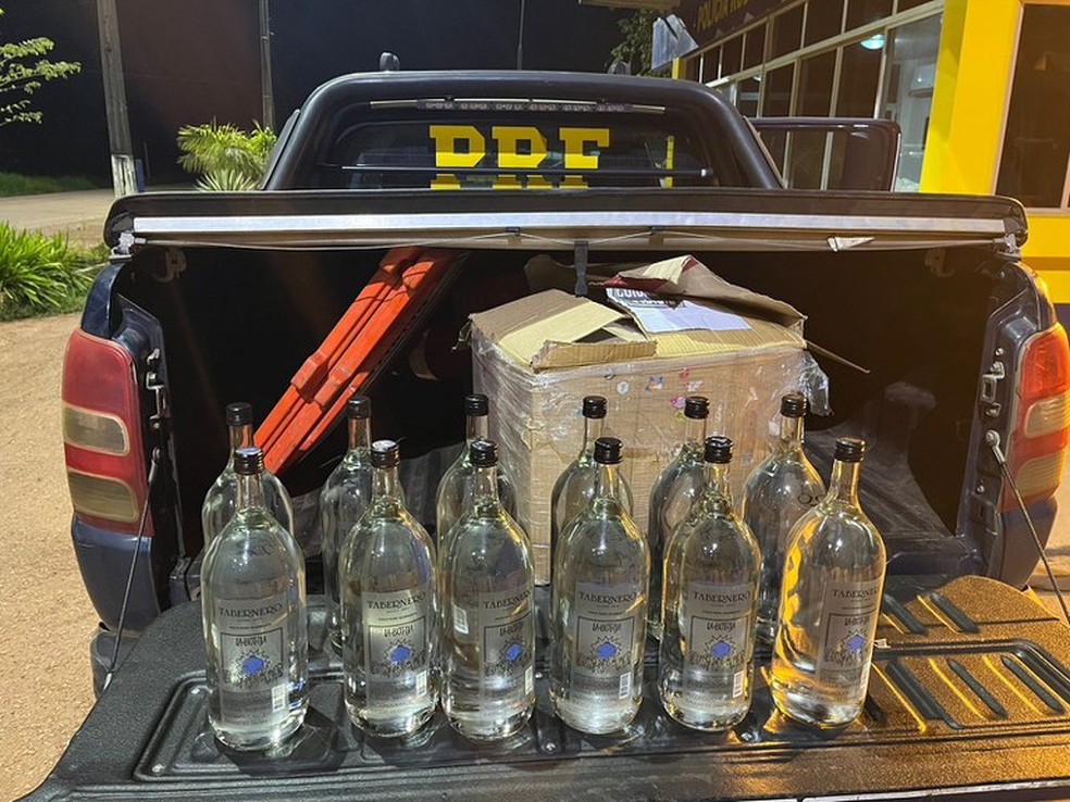 Bebidas alcoólicas de origem peruana estavam dentro de ônibus  — Foto: Arquivo/PRF-AC