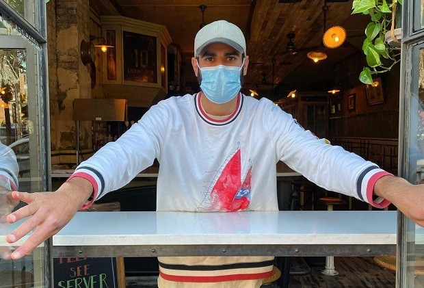 O empreendedor Andre Fersa, dono da barbearia Virile, trabalhando no restaurante Würstbar (Foto: Reprodução/Instagram @wurstbarjc)