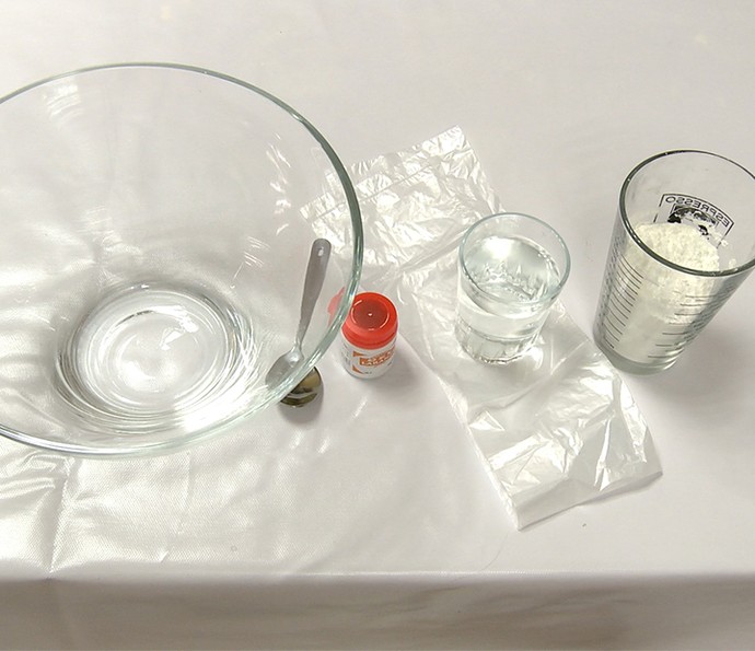 Tinta Holi: separe tigela, colher, corante, água, amido de milho e um plástico (Foto: Gshow)