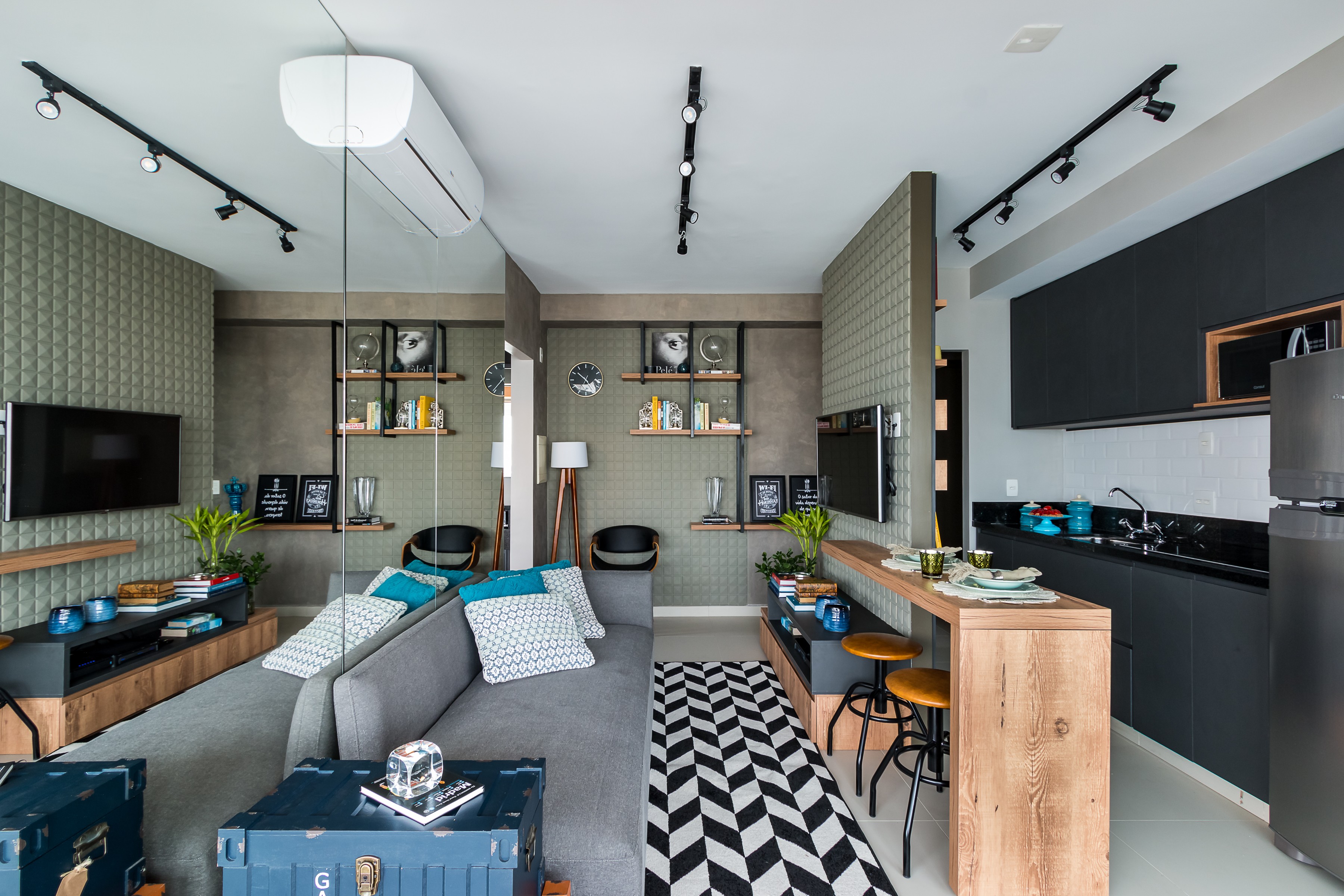 O apartamento de 45m² de um jovem publicitário foi reformado para se adaptar ao seu cotidiano corrido (Foto:  Flavio Dias/Divulgação)