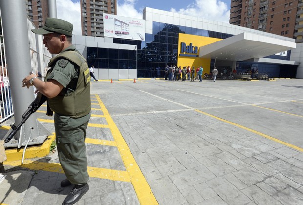 Soldados venezuelanos ocupam a rede de eletrônicos Daka, em Caracas (Foto: AFP PHOTO/JUAN BARRETO)