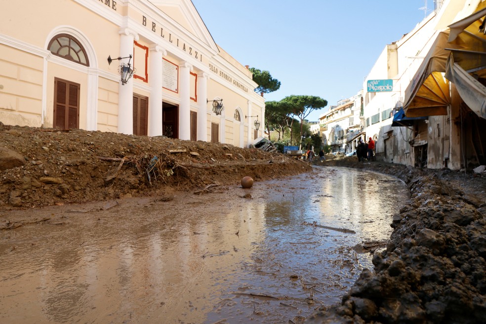 Lama enche a estrada aps um deslizamento de terra na ilha italiana de Ischia, Itlia 27 de novembro de 2022. — Foto: REUTERS/Ciro De Luca