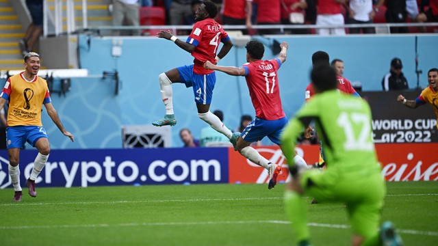 Fuller comemora gol em Japão x Costa Rica
