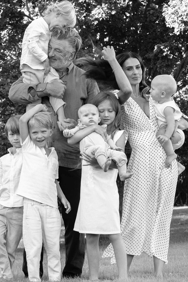 Hilaria e Alec Baldwin com os filhos (Foto: Reprodução)