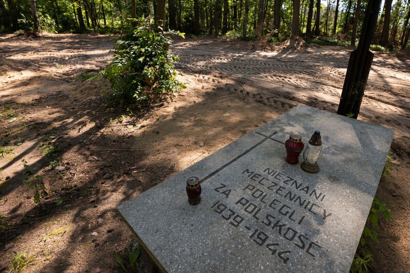 Túmulo memorial perto do local onde as cinzas foram encontradas no nordeste da Polônia (Foto: Divulgação/ IPN)