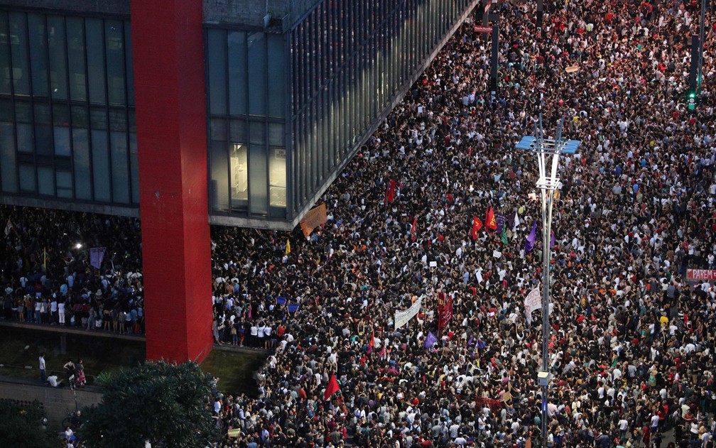 Manifestantes protestam na Paulista contra os assassinatos da vereadora Marielle Franco (Foto: Daniel Teixeira/Estadão Conteúdo  )