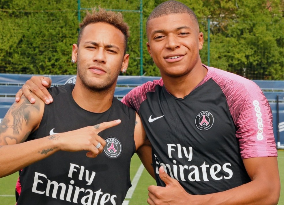 Neymar e Mbappé posam no treino do Paris Saint-Germain (Foto: Reprodução/Twitter)