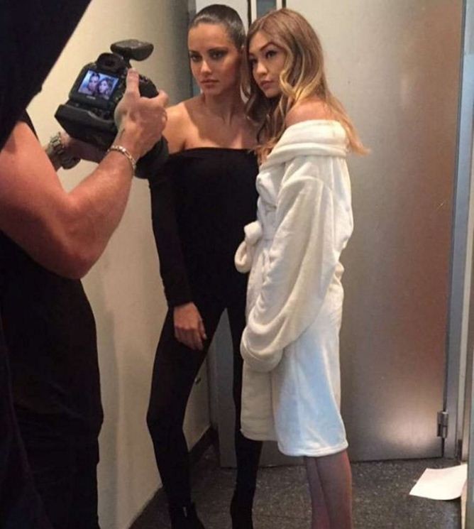 Maybelline no Snapchat: Adriana Lima e Gigi Hadid nos bastidores da campanha da marca (Foto: Reprodução/Instagram)