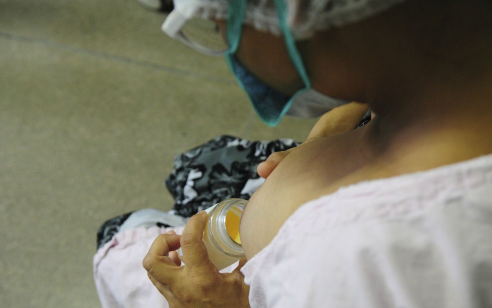 Mulher coleta leite em Hospital Regional de BrazlÃ¢ndia, no Distrito Federal â Foto: Pedro Ventura/AgÃªncia BrasÃ­lia/DivulgaÃ§Ã£o