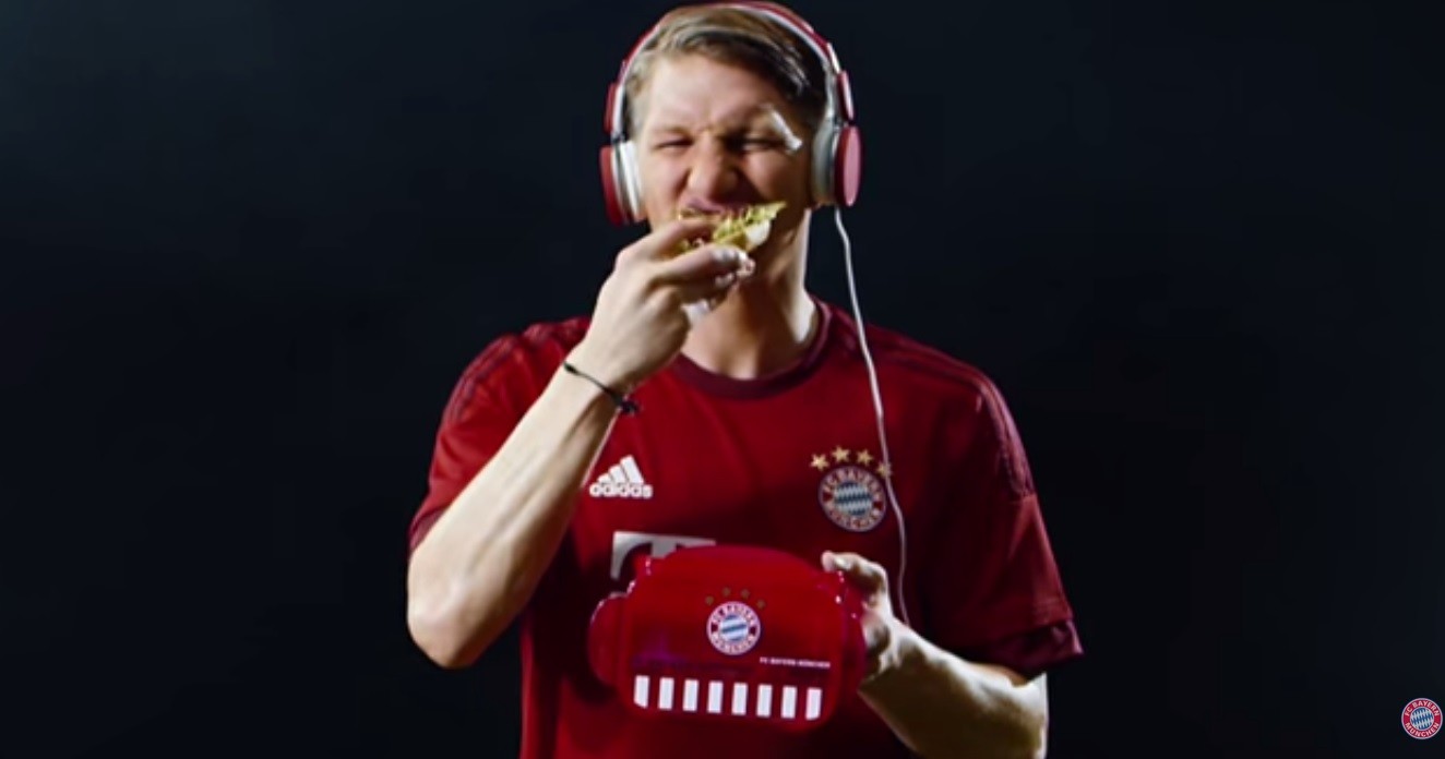 Bastian Schweinsteiger exibe sanduicheira em comercial  (Foto: reprodução)