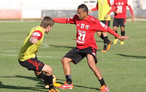 Leandro tenta desarmar seu adversário no treino do Botafogo-SP (Foto: Rogério Moroti/Ag. Botafogo)