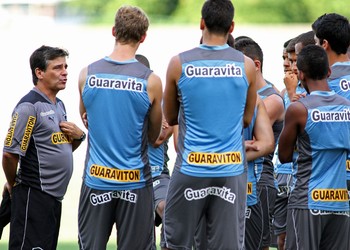 Eduardo Hungaro conversa com os jogadores treino Botafogo (Foto: Vitor Silva/SSPress)