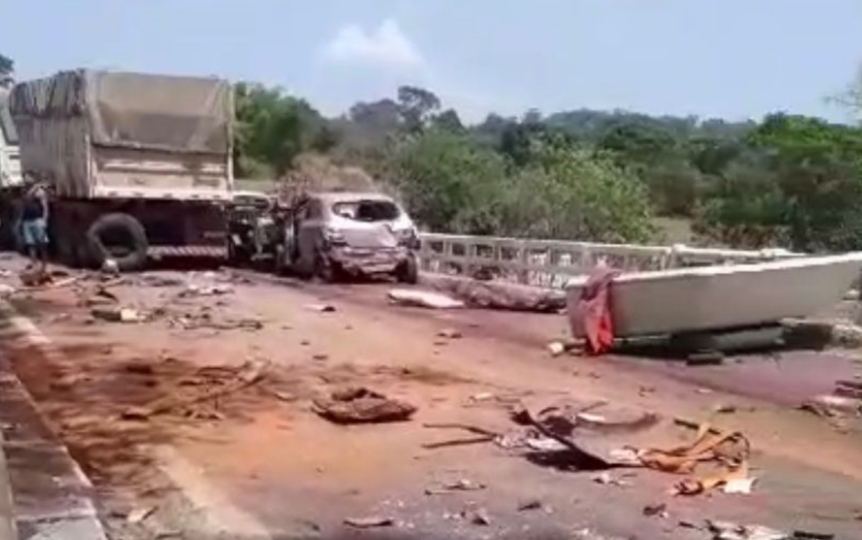 Vídeo mostra destruição de veículos após acidente com mortos e feridos na BR-414