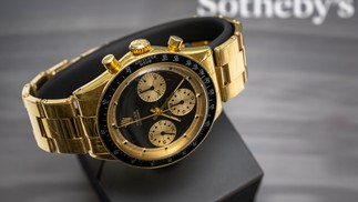 O relógio cronógrafo de ouro Rolex Daytona 'John Player Special' — Foto: Fabrice COFFRINI / AFP