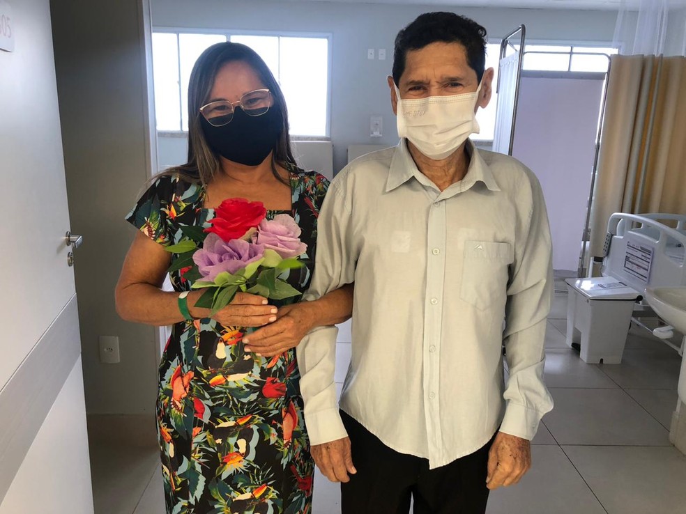 Paciente internado há dois meses em hospital do Ceará se casa em hospital. — Foto: Arquivo pessoal