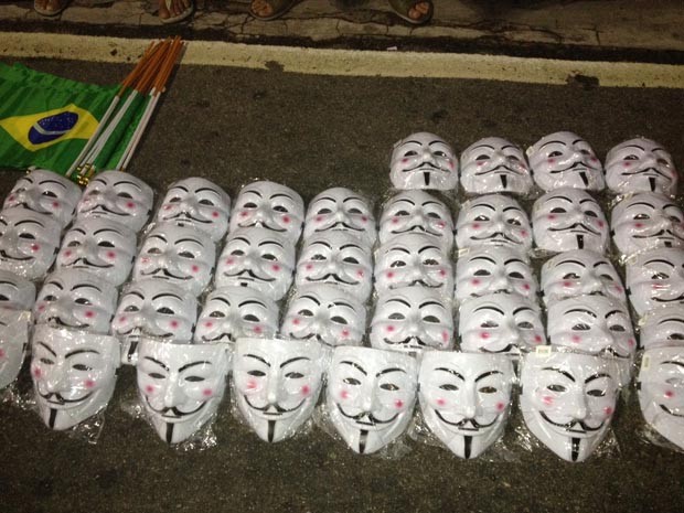 Ambulante vende máscaras de Guy Fawkes por R$ 10 durante protesto na orla da Zona Sul do Rio. (Foto: Tássia Thum/G1)