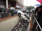 Chinês confunde acelerador com freio e despenca carro em escadaria