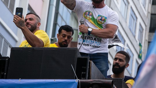 Em Niterói, ato de deputado bolsonarista ataca ministro do STF e rasga bandeira anti-Bolsonaro de universidade