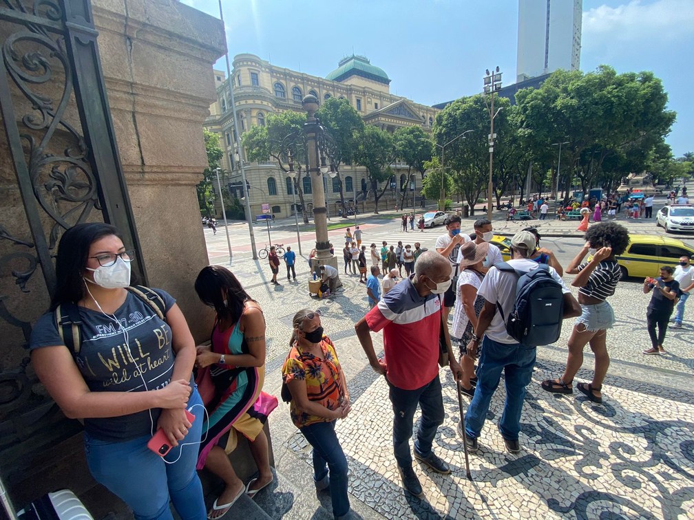 Fãs fazem fila para prestar as últimas homenagens para Elza Soares, no Theatro Municipal do Rio de Janeiro — Foto: Matheus Rodrigues/ g1