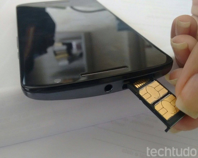 Insira os chips no Moto X Play (Foto: Felipe Alencar/TechTudo)