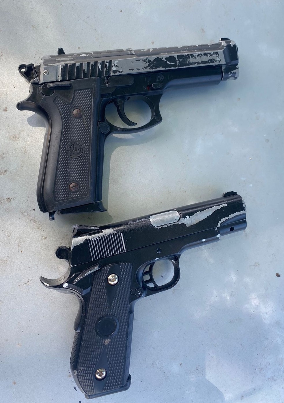 Dois simulacros de arma de fogo foram apreendidos durante a prisão. — Foto: Divulgação/Polícia Militar