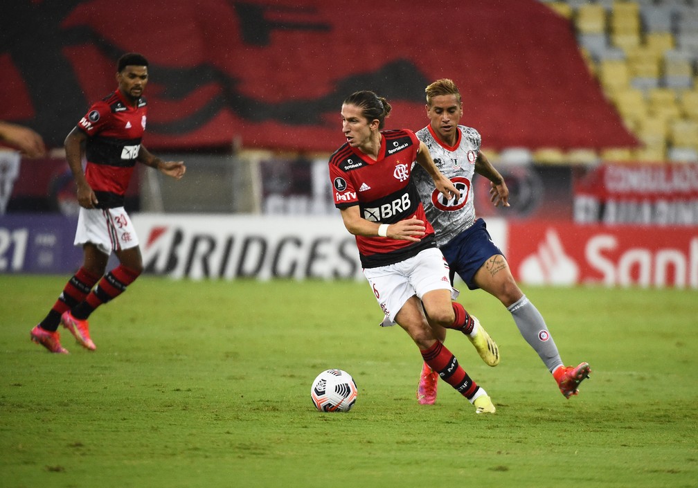 Filipe Luis com a bola dominada em Flamengo x La Calera — Foto: André Durão