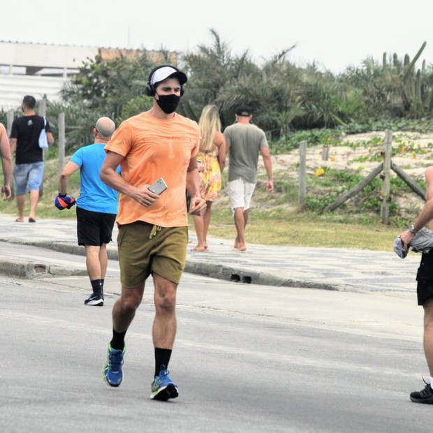 Reynaldo Gianecchini pratica corrida no Rio (Foto: Daniel Delmiro/AgNews)