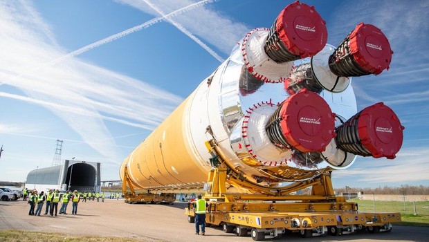 A parte central do foguete foi levada à barca Pégasus para ser transportada (Foto: NASA, via BBC News Brasil)