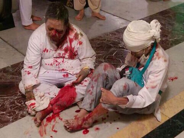 Fiéis feridas no desabamento de um guindaste descansam aguardando socorro na Grande Mesquita de Meca, na Arábia Saudita (Foto: AP)