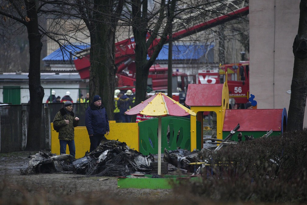 Destroços de helicóptero que caiu na Ucrânia são vistos ao lado de creche, nos arredores de Kiev, em 18 de janeiro de 2023.   — Foto: Daniel Cole/ AP