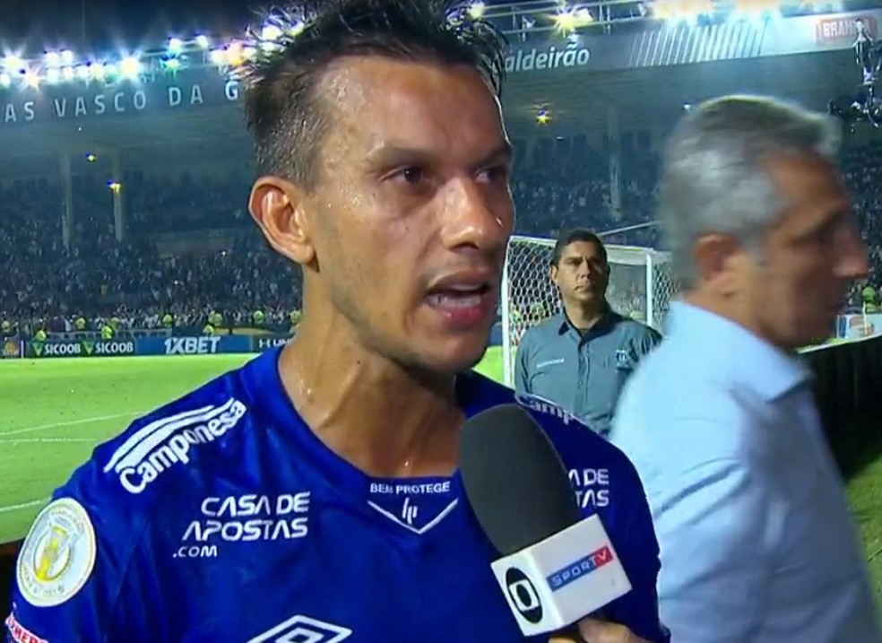 Henrique, volante do Cruzeiro, recebeu alta após carro cair de penhasco na Grande BH — Foto: Reprodução/TV Globo