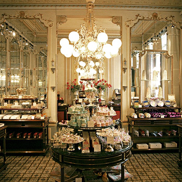 O salão da luxuosa confeitaria Demel, inaugurada em 1786 e certificada para fornecer doces ao Palácio de Schönbrunn, onde viveu a imperatriz Sissi. Do salão, é possível acompanhar a produção dos bolos (Foto: Divulgação)