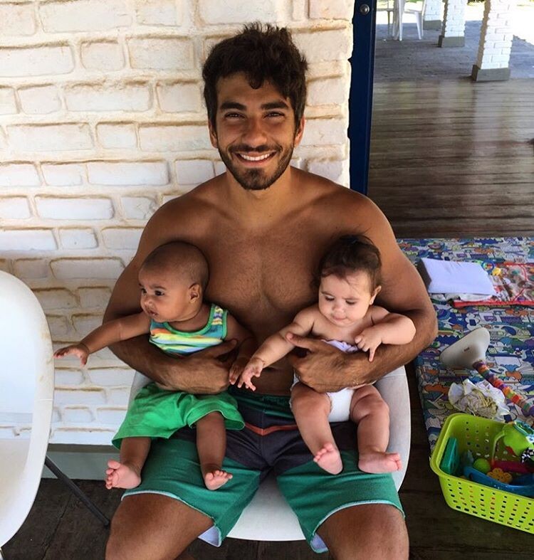 Hugo Moura com um bebê e a filha (Foto: Reprodução)