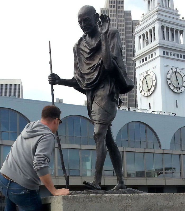 Publicação mostra homem subindo na estátua de Gandhi (Foto: Reprodução/Reddit)