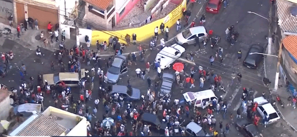 Jovens se aglomeram em baile funk em Itaquera, na Zona Leste de SP — Foto: Reprodução Globocop