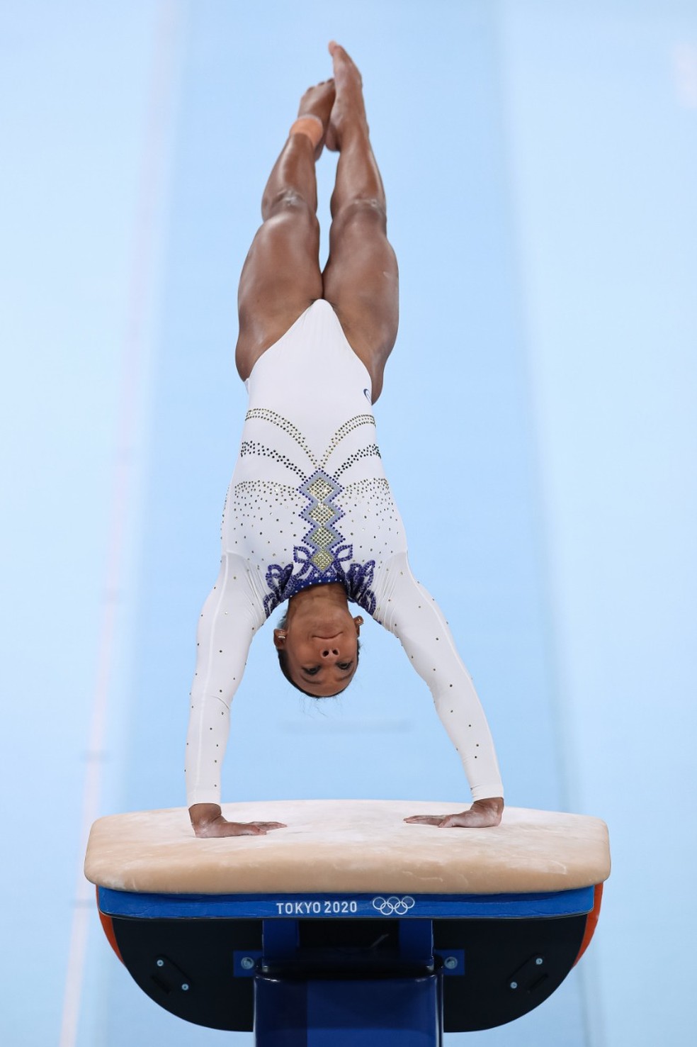 Rebeca Andrade em ação no primeiro dia de disputa em Tóquio da ginástica — Foto: Ricardo Bufolin/CBG