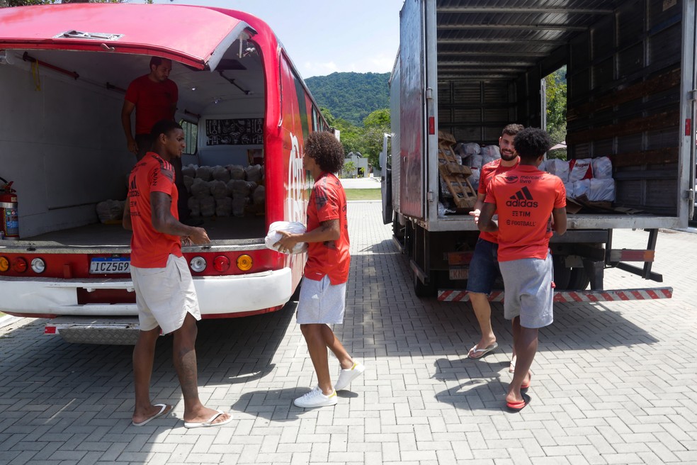 Hugo, Arão, Matheus Cunha e Vitinho colocam alimentos no URUBUS — Foto: Gilvan de Souza/Flamengo