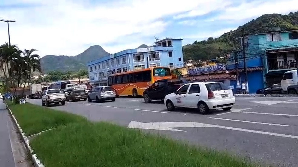 Trânsito ficou lento durante toda a ação que envolveu o tiroteio no Frade, em Angra — Foto: Divulgação